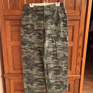 Women’s Universal Threads Camouflage Cargo Pants Size 10